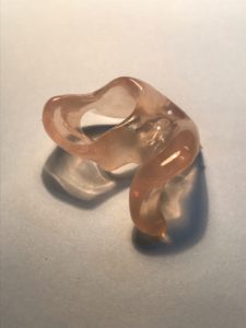 ラグビーや柔道などので、耳が潰れる衝撃を防ぎます。