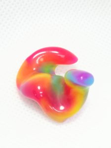 好きな色をマーブル模様にしたイヤモールド